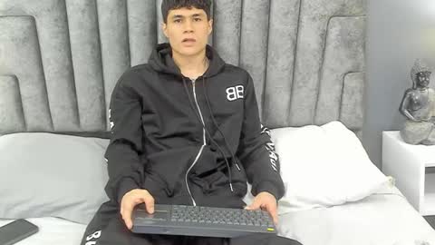 Snapshot of roan_birkin chatting on March 4, 7:43 pm Roan Birkin online show from March 4, 7:43 pm