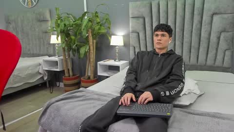 Snapshot of roan_birkin chatting on February 6, 7:18 pm Roan Birkin online show from February 6, 7:18 pm