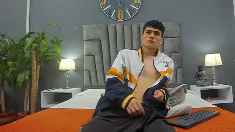 Snapshot of roan_birkin chatting on February 22, 7:43 pm Roan Birkin online show from February 22, 7:43 pm