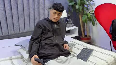 Snapshot of roan_birkin chatting on March 6, 7:32 pm Roan Birkin online show from March 6, 7:32 pm