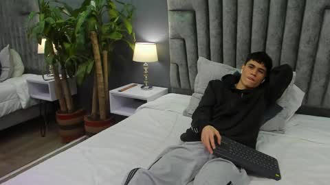 Snapshot of roan_birkin chatting on February 17, 7:31 pm Roan Birkin online show from February 17, 7:31 pm