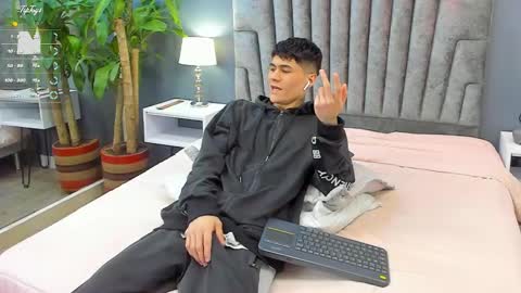 Snapshot of roan_birkin chatting on February 13, 7:31 pm Roan Birkin online show from February 13, 7:31 pm