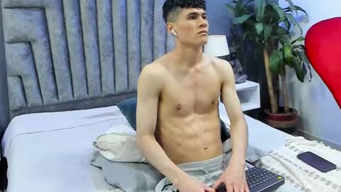 Snapshot of roan_birkin chatting on March 12, 7:38 pm Roan Birkin online show from March 12, 7:38 pm