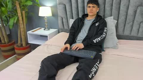 Snapshot of roan_birkin chatting on February 12, 7:24 pm Roan Birkin online show from February 12, 7:24 pm