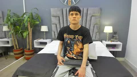 Snapshot of roan_birkin chatting on February 3, 7:21 pm Roan Birkin online show from February 3, 7:21 pm