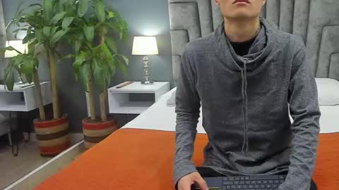 Snapshot of roan_birkin chatting on February 23, 7:25 pm Roan Birkin online show from February 23, 7:25 pm