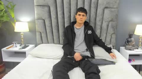 Snapshot of roan_birkin chatting on February 21, 8:38 pm Roan Birkin online show from February 21, 8:38 pm