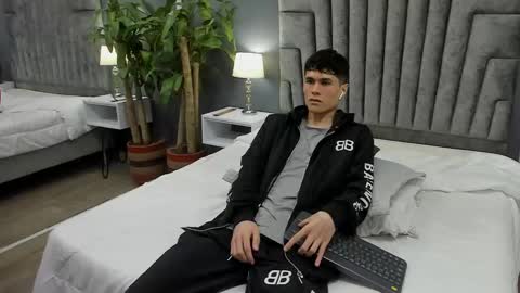 Snapshot of roan_birkin chatting on February 16, 7:38 pm Roan Birkin online show from February 16, 7:38 pm