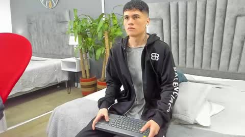 Snapshot of roan_birkin chatting on February 8, 7:16 pm Roan Birkin online show from February 8, 7:16 pm