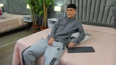 Snapshot of roan_birkin chatting on February 11, 7:38 pm Roan Birkin online show from February 11, 7:38 pm