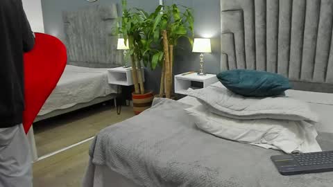 Snapshot of roan_birkin chatting on February 9, 7:19 pm Roan Birkin online show from February 9, 7:19 pm