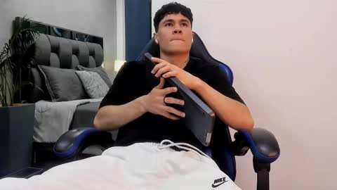 Snapshot of roan_birkin chatting on October 20, 8:35 pm Roan Birkin online show from October 20, 8:35 pm