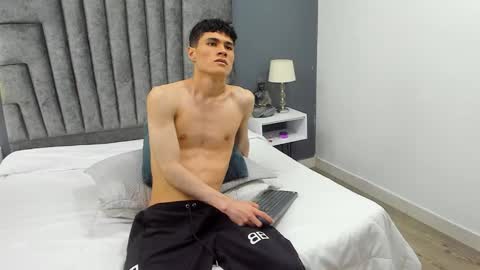 Snapshot of roan_birkin chatting on February 18, 7:32 pm Roan Birkin online show from February 18, 7:32 pm