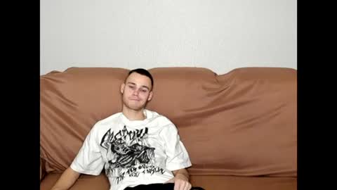 robert10211 online show from October 31, 9:07 pm