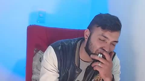 Snapshot of robert_leroy chatting on December 21, 9:25 pm Stiven - online show from December 21, 9:25 pm