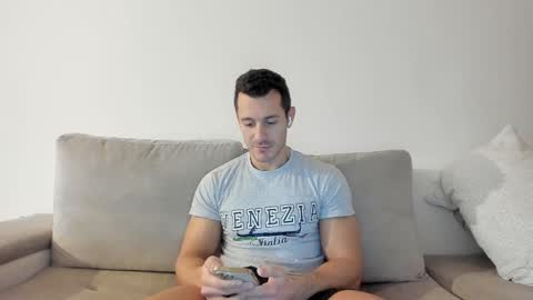 Snapshot of roberto4ever chatting on February 15, 7:38 am roberto4ever online show from February 15, 7:38 am