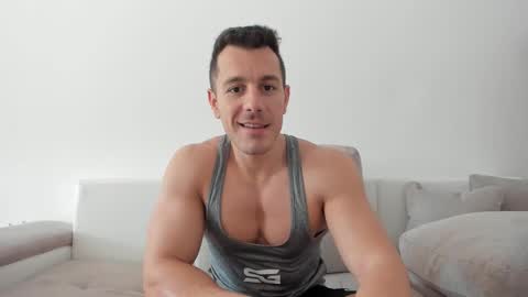 Snapshot of roberto4ever chatting on February 26, 9:10 am roberto4ever online show from February 26, 9:10 am