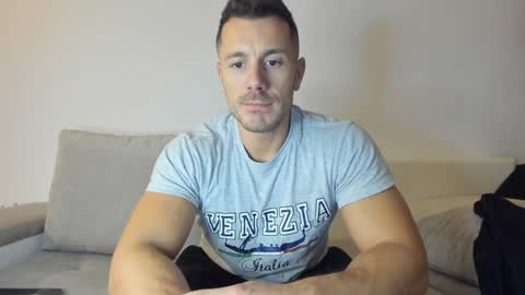 Snapshot of roberto4ever chatting on January 9, 6:15 pm roberto4ever online show from January 9, 6:15 pm