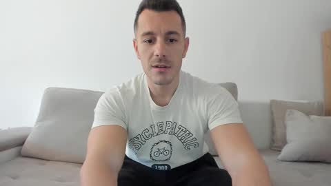 Snapshot of roberto4ever chatting on March 5, 10:22 am roberto4ever online show from March 5, 10:22 am
