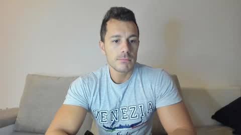 Snapshot of roberto4ever chatting on January 6, 4:36 am roberto4ever online show from January 6, 4:36 am