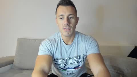Snapshot of roberto4ever chatting on January 10, 6:42 am roberto4ever online show from January 10, 6:42 am