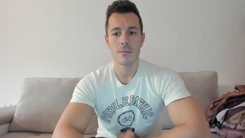 Snapshot of roberto4ever chatting on January 24, 6:46 am roberto4ever online show from January 24, 6:46 am