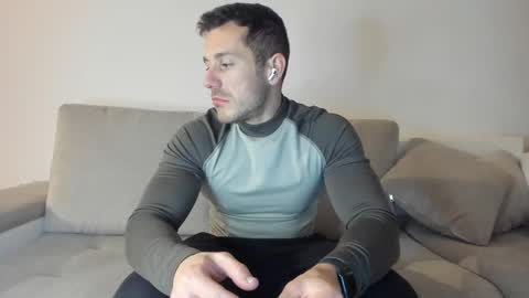 Snapshot of roberto4ever chatting on February 12, 4:11 pm roberto4ever online show from February 12, 4:11 pm