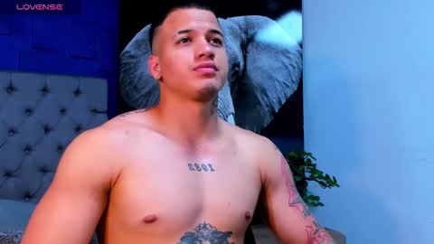 Snapshot of rocco_santos chatting on September 28, 9:18 am rocco_santos online show from September 28, 9:18 am
