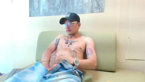 roger_flyn online show from December 22, 9:34 pm