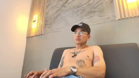 roger_flyn online show from December 19, 4:20 am