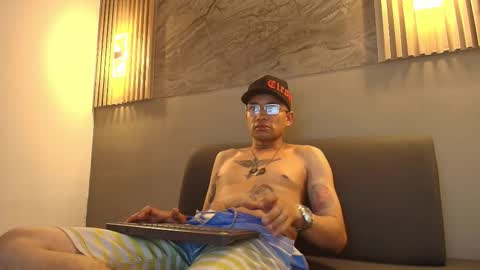 roger_flyn online show from December 18, 4:19 am