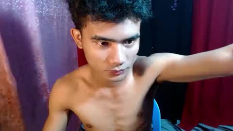 roianboyyy online show from May 18, 2:34 pm