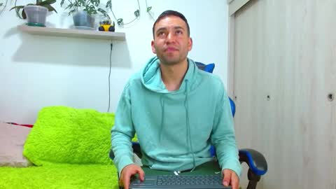 rolos_hot32 online show from January 8, 2:33 pm