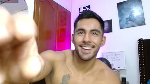 Snapshot of romanpearce_ chatting on October 1, 7:40 pm Roman online show from October 1, 7:40 pm