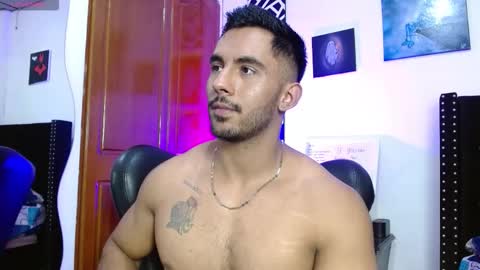 Snapshot of romanpearce_ chatting on September 24, 10:19 pm Roman online show from September 24, 10:19 pm