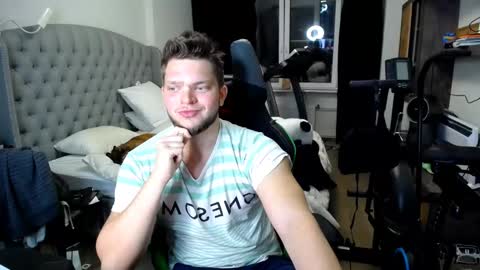 Snapshot of romantic_twunk chatting on October 17, 4:44 pm romantic_twunk online show from October 17, 4:44 pm