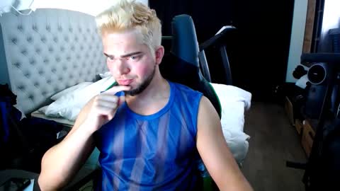 romantic_twunk online show from October 25, 4:36 am