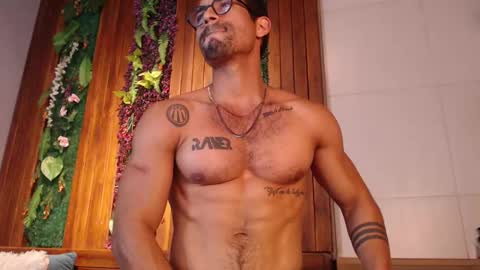 Snapshot of romeocolin_ chatting on January 24, 4:37 am R O M E O online show from January 24, 4:37 am