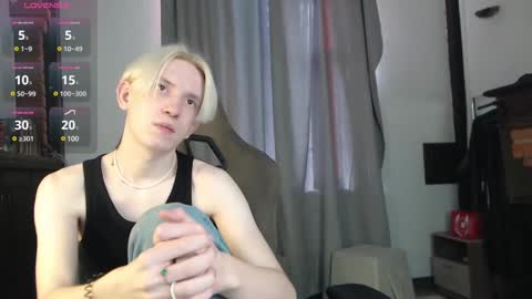 Snapshot of ron_vilsx chatting on February 19, 6:44 am ron vilsx online show from February 19, 6:44 am