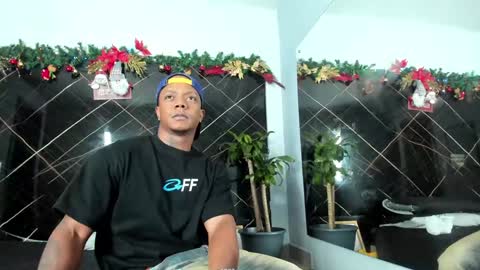 Snapshot of ronnie_777 chatting on December 6, 6:26 am Ronnie 777 online show from December 6, 6:26 am