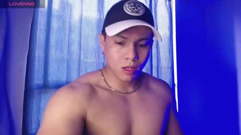 Snapshot of roy__constance chatting on January 5, 8:10 pm Roy Constance online show from January 5, 8:10 pm