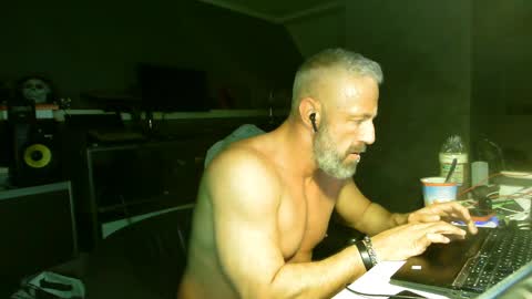 Chico que rico Caliente online show from April 9, 6:19 am