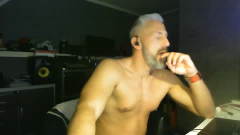 Snapshot of ruffi77 chatting on February 1, 2:05 am Chico que rico Caliente online show from February 1, 2:05 am