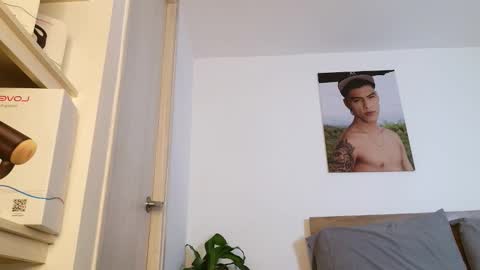  R U S S E L L  online show from March 16, 5:44 am