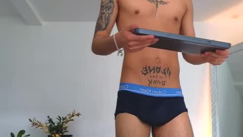 Snapshot of russell_adams_ chatting on September 30, 2:53 pm R U S S E L L online show from September 30, 2:53 pm