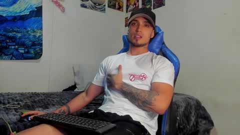 Snapshot of salvatore_dereck chatting on October 22, 1:09 am online show from October 22, 1:09 am