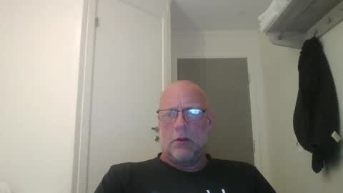 sandnesrune523 online show from April 15, 5:46 pm