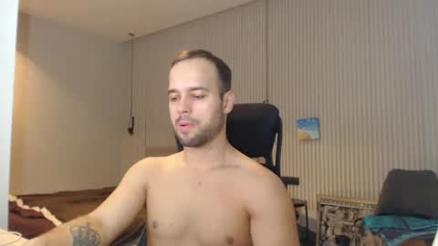 Snapshot of sandro_best chatting on February 7, 11:01 am DeAlex online show from February 7, 11:01 am
