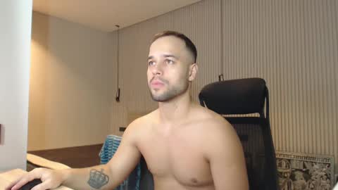 Snapshot of sandro_best chatting on December 10, 8:40 am DeAlex online show from December 10, 8:40 am