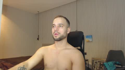 Snapshot of sandro_best chatting on February 13, 9:51 am DeAlex online show from February 13, 9:51 am